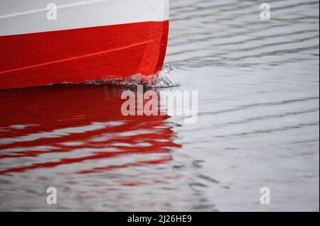 Hamburg, Deutschland. 30. März 2022. Ein Alster-Dampfer segelt mit einer leichten Bogenwelle über die Außenalster. Nach schweren Einschränkungen durch die Corona-Pandemie startet die „Weiße Flotte“ auf der Hamburger Alster am Freitag wieder mit einem vollen Programm in die neue Saison. Darüber hinaus wurde laut ATG Alster-Touristik die Finanzierungszusage für die Elektrifizierung der ersten Schiffe bewilligt. Quelle: Jonas Walzberg/dpa/Alamy Live News Stockfoto