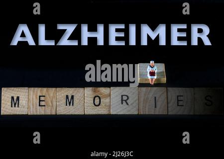 Miniatur Menschen alte Frau Erinnerungen Text Konzept der alzheimer Demenz Gesundheitsversorgung Stockfoto