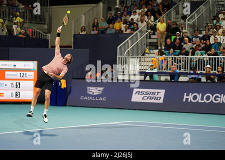 MIAMI GARDENS, FLORIDA - 29. MÄRZ: Stefanos Tsitsipas aus Griechenland gibt den Ball an Carlos Alcaraz aus Spanien während der Miami Open im Hard Rock Stadium am 29. März 2022 in Miami Gardens, Florida zurück. (Foto: JL/Sipa USA) Stockfoto