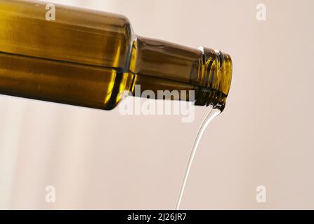 Berlin, Deutschland. 30. März 2022. ILUUSTRATION - Sonnenblumenöl fließt aus einer Flasche. Quelle: Annette Riedl/dpa/Alamy Live News Stockfoto