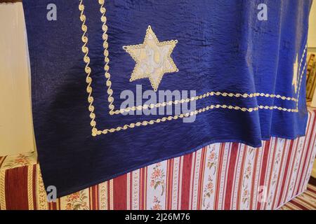 Das Detail eines jüdischen Davidsterns auf einem Stoff, der an der bima in der jüdischen Synagoge von Bikur Holim hängt. In Izmir, Türkei. Stockfoto