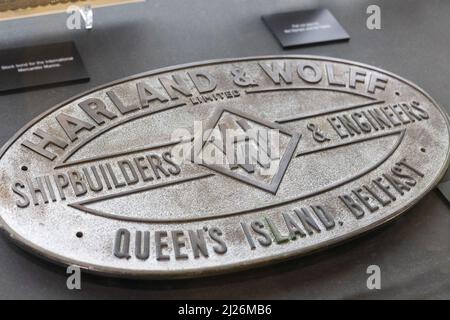 Harland and Wolff Builders Plaque, Schiffbauer der Titanic, White Star Line; Queen's Island, Belfast, Nordirland Großbritannien Stockfoto
