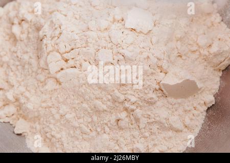 Berlin, Deutschland. 30. März 2022. ABBILDUNG - Mehl befindet sich in einer Rührschüssel. Quelle: Annette Riedl/dpa/Alamy Live News Stockfoto