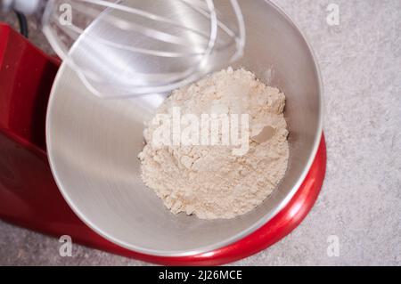 Berlin, Deutschland. 30. März 2022. ABBILDUNG - Mehl befindet sich in einer Rührschüssel. Quelle: Annette Riedl/dpa/Alamy Live News Stockfoto