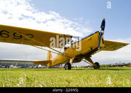 Auster J-1N Alpha Vintage-Flugzeug G-BLPG in den gelben Farben der kanadischen Luftwaffe, zu sehen bei einem Fly-in-Event in North Weald, Essex, Großbritannien. Auster-Autokrat Stockfoto