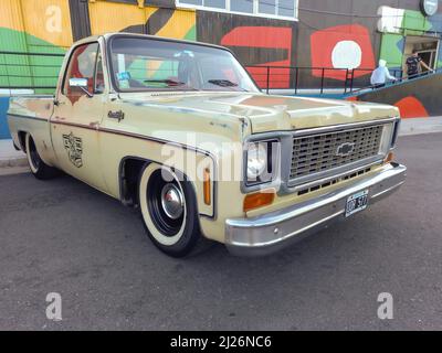 Avellaneda, Argentinien - 20. März 2022 - der alte Chevrolet Chevy C 10 Pickup Truck 1970s von GM parkte in einem Lagerhof. Oldtimer-Show. Stockfoto