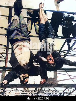 Die Leichen von Benito Mussolini Clara Petacci am 29. April 1945 in Mailand ausgestellt, Piazzale Loreto, Mailand, Italien) Les cadavres de Benito Mussolini et de sa maîtresse Clara (Claretta) Petacci le 28 avril 1945. Piazza Loreto. Mailand Stockfoto