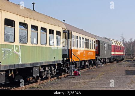 23. März 2022, Sachsen-Anhalt, Staßfurt: Historische Fahrzeuge der ehemaligen Deutschen Reichsbahn befinden sich auf dem Gelände der Eisenbahnfreunde Traditionsbahnbetriebswerk Stassfurt e.V. Von Taxifahrten auf einer Dampflokomotive bis zur Ausstellung historischer Straßenfahrzeuge bietet der Club eine Vielfalt für Fans der Eisenbahn. Foto: Peter Gercke/dpa-Zentralbild/ZB Stockfoto