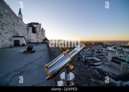 Salzburg, Österreich - Blick auf die Festung Hohensalzburg oder die Festung Hohensalzburg, eine große mittelalterliche Festung auf einem Hügel mit Blick auf die Stadt Salzburg. Stockfoto