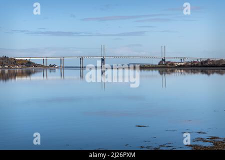 Die Kessock Bridge spiegelt sich im Beauly Firth, Inverness, Schottland, wider Stockfoto