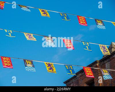 Wappen-Flaggen in Congleton, Cheshire, Großbritannien. Anlässlich des 750.. Jahrestages der Charta der Stadt Stockfoto