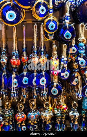 Böse Augenperlen Schutz Amulett im Laden oder Markt. Eines der beliebtesten Souvenirs. Gewürzbasar oder großer Basar. Selektiver Fokus. Stockfoto