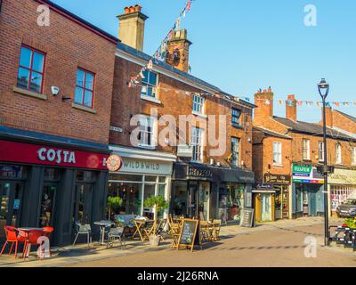 Bridge Street, Congleton, Cichhire, Großbritannien. Zeigt Geschäfte und Cafés Stockfoto