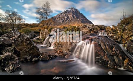 Buachaille Etive Mor mit River Coupall Wasserfällen im Vordergrund Stockfoto
