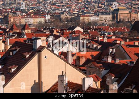 Viele malerische rote Dächer und historische Gebäude in der Prager Kleinseite. Blick von der Prager Burg auf die Moldau. Prag, Tschechische republik. Stockfoto