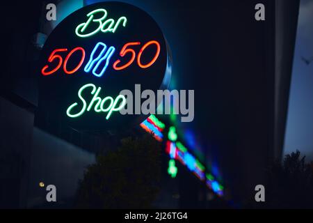 Inschrift im Dark Bar Shop. Das Konzept der Ruhe und Alkohol, Happy Hour Rabatte. Vorderansicht. Stockfoto