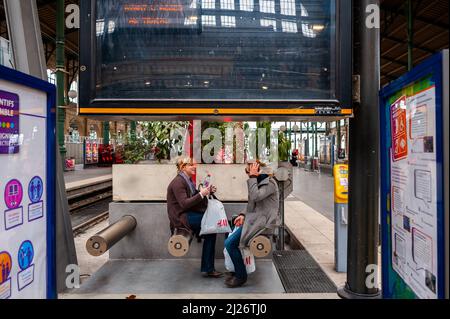 Paris, Frankreich, 2 reisende Frauen, Teenager-Touristen sitzen, warten im Gare du Nord Paris, Bahnhof, historische Architektur Stockfoto