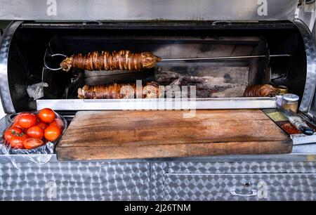 Türkische Street Food Kokorec Brötchen mit Lamm Darm rösten im Holzbackofen. Stockfoto