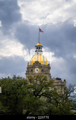 Goldene Kuppel des Rathauses in Savannah Georgia, USA mit dramatischen Wolken Stockfoto