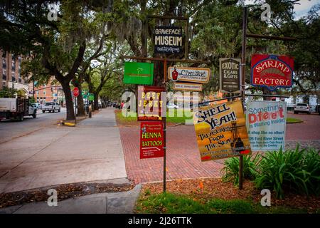Savannah, Georgia, USA - 9. März 2022. .Zeichen für lokale Unternehmen in Savannah, Georgia, USA Stockfoto
