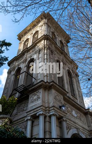 Glockenturm der griechisch-orthodoxen Kirche Hagios Georgios im Bezirk Kuzguncuk in Istanbul, Türkei. Camapanile oder Kirchturm. Stockfoto