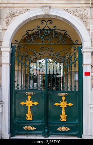 Eingangstor der griechisch-orthodoxen Kirche Hagios Georgios im Bezirk Kuzguncuk in Istanbul, Türkei. Stockfoto