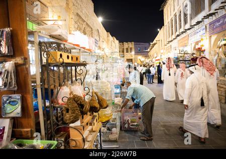 Doha, Katar. 29. März 2022. Besucher sind auf dem Markt „Souq Waqif“ an der Corniche Promenade. Doha wird am 31. März den FIFA-Kongress und am 1. April die Auslosung der WM 2022 in Katar ausrichten. Quelle: Christian Charisius/dpa/Alamy Live News Stockfoto