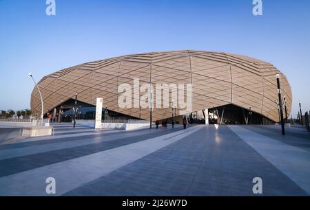 Doha, Katar. 29. März 2022. Außenansicht des Education City Stadions im Viertel Al Rayyan während eines FIFA-Freundschaftsspiel zwischen Kroatien und Bulgarien. Doha wird am 31. März den FIFA-Kongress und am 1. April die Auslosung der WM 2022 in Katar ausrichten. Quelle: Christian Charisius/dpa/Alamy Live News Stockfoto