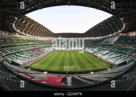 Doha, Katar. 29. März 2022. Blick auf das Education City Stadium im Stadtteil Al Rayyan während eines FIFA-Freundschaftsspiel zwischen Kroatien und Bulgarien. Doha wird am 31. März den FIFA-Kongress und am 1. April die Auslosung der WM 2022 in Katar ausrichten. Quelle: Christian Charisius/dpa/Alamy Live News Stockfoto