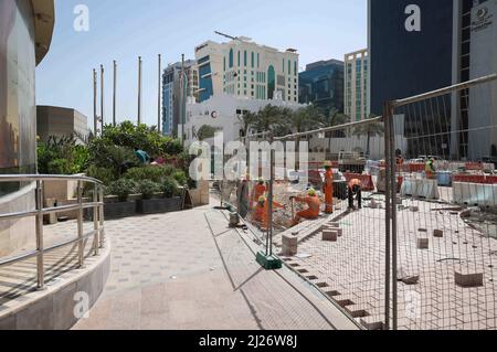 Doha, Katar. 29. März 2022. Arbeiter pflastern eine Hoteleinfahrt in der Nähe der Corniche-Promenade. Doha wird am 31. März den FIFA-Kongress und am 1. April die Auslosung der WM 2022 in Katar ausrichten. Quelle: Christian Charisius/dpa/Alamy Live News Stockfoto