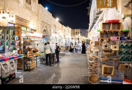 Doha, Katar. 29. März 2022. Besucher sind auf dem Markt „Souq Waqif“ an der Corniche Promenade. Doha wird am 31. März den FIFA-Kongress und am 1. April die Auslosung der WM 2022 in Katar ausrichten. Quelle: Christian Charisius/dpa/Alamy Live News Stockfoto