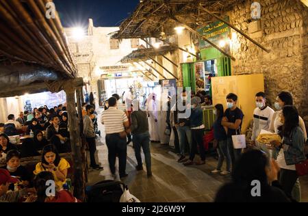 Doha, Katar. 29. März 2022. Besucher sind auf dem Markt „Souq Waqif“ an der Corniche Promenade. Doha wird am 31. März den FIFA-Kongress und am 1. April die Auslosung der WM 2022 in Katar ausrichten. Quelle: Christian Charisius/dpa/Alamy Live News Stockfoto