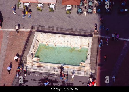 Schatten von der Torre del Mangia auf der Piazza del Campo, umreißt der Fonte Gaia, Siena, Toskana, Italien Stockfoto