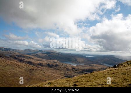 Loch Neldricken vom Gipfel des Benyellary aus gesehen auf dem Weg zum Gipfel des Merrick Dumfries und Galloway Scotland Stockfoto