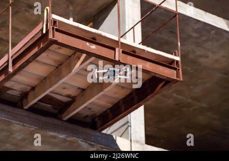 Drohnenflug in der Nähe von Betonkonstruktionen. Beobachtungen zur Konstruktion. Moderne Technologie Stockfoto