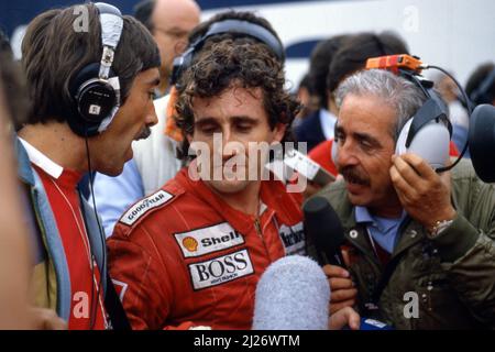 Alain Prost (FRA) McLaren MP4/2C Tag Porsche 1. Position Talks with Rai Journalist Ezio Zermiani Stockfoto