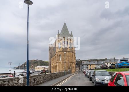 Eine Landschaftsansicht des Südturms des Aberystwyth Old College mit Mosaiken, die Archimedes darstellen und die Embleme der modernen Wissenschaft erhalten Stockfoto