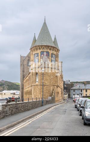 Eine Porträtansicht des Südturms des Aberystwyth Old College mit Mosaiken, die Archimedes darstellen, das die Embleme der modernen Wissenschaft erhält Stockfoto