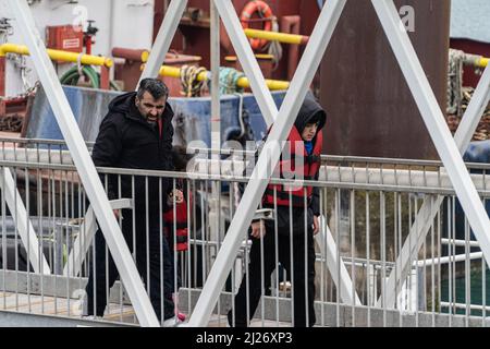 Dover, Großbritannien. 28. März 2022. Flüchtlinge werden in Dover an Land gebracht. Eine zweite P&O-Fähre, die Pride of Kent, wird festgenommen, nachdem sie aufgrund der Gegenreaktion auf die Entscheidung des Unternehmens, 800 Seeleute durch weniger bezahlte Besatzungsmitglieder zu ersetzen, die Sicherheitskontrollen durch die Behörden nicht bestanden hat, berichtet Sky News. (Foto von Edward Crawford/SOPA Images/Sipa USA) Quelle: SIPA USA/Alamy Live News Stockfoto