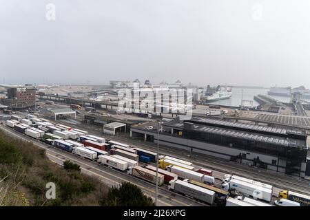 Dover, Großbritannien. 28. März 2022. Die Krise innerhalb von P&O Ferries verursacht in Dover enorme Verzögerungen. Eine zweite P&O-Fähre, die Pride of Kent, wird festgenommen, nachdem sie aufgrund der Gegenreaktion auf die Entscheidung des Unternehmens, 800 Seeleute durch weniger bezahlte Besatzungsmitglieder zu ersetzen, die Sicherheitskontrollen durch die Behörden nicht bestanden hat, berichtet Sky News. (Foto von Edward Crawford/SOPA Images/Sipa USA) Quelle: SIPA USA/Alamy Live News Stockfoto