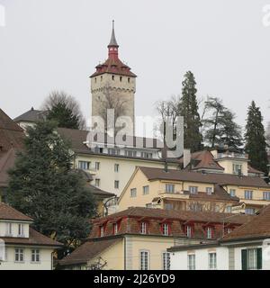 Dächer von Häusern in Luzern und Wachtturm, historischer Turm. Stockfoto