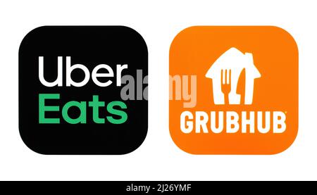 Kiew, Ukraine - 08. Februar 2022: Set von beliebten Food Apps Icons, gedruckt auf Papier: Uber Eats und GrubHub Stockfoto