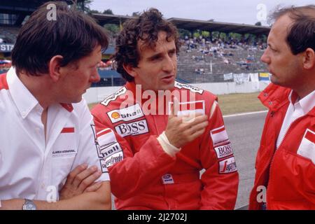 Alain Prost (FRA) McLaren spricht mit John Barnard (GBR) und Ron Dennis (GBR) Stockfoto