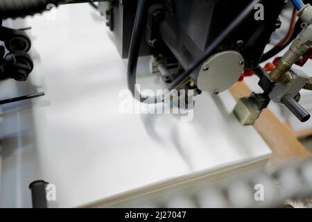 Papier einlegen Teil der Offsetdruckmaschine. Selektiver Fokus Metall. Stockfoto