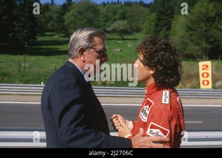 Jean Marie Balestre (FRA) FIA und FFSA-Präsident sprechen mit Alain Prost (FRA) McLaren Stockfoto