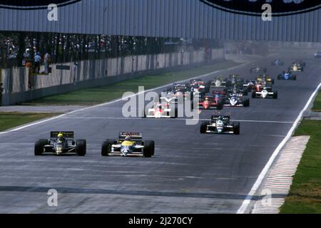 Ayrton Senna da Silva (BRA) Lotus 98T Renault 3. Position kämpft mit Nelson Piquet (BRA) Williams FW11 Honda am Start Stockfoto