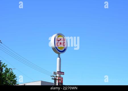 Logo oder Totem. Burguer King Totem in Brasilien, was anzeigt, dass Drive Thru für den Verkauf von Markenprodukten, Brasilien, Südamerika, Lateinamerika, verkauft wird Stockfoto