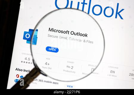 Ostersund, Schweden - 16. Februar 2022: Microsoft Outlook-App auf einem Tablet. Microsoft Outlook ist ein persönlicher Informationsmanager von Microsoft. Stockfoto