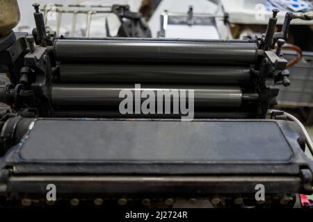 Die Original Heidelberg Platen Presse im Museum Sampoerna. Eine Buchdruckmaschine der Heidelberger Druckmaschinen in Deutschland Stockfoto