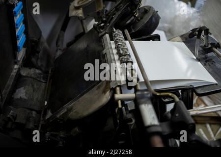 Die Original Heidelberg Platen Presse im Museum Sampoerna. Eine Buchdruckmaschine der Heidelberger Druckmaschinen in Deutschland Stockfoto